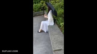极品尤物美少女！甜美乖巧妹妹！撩起小背心揉奶子，玻璃棒抽插骚穴，手指扣弄流白浆